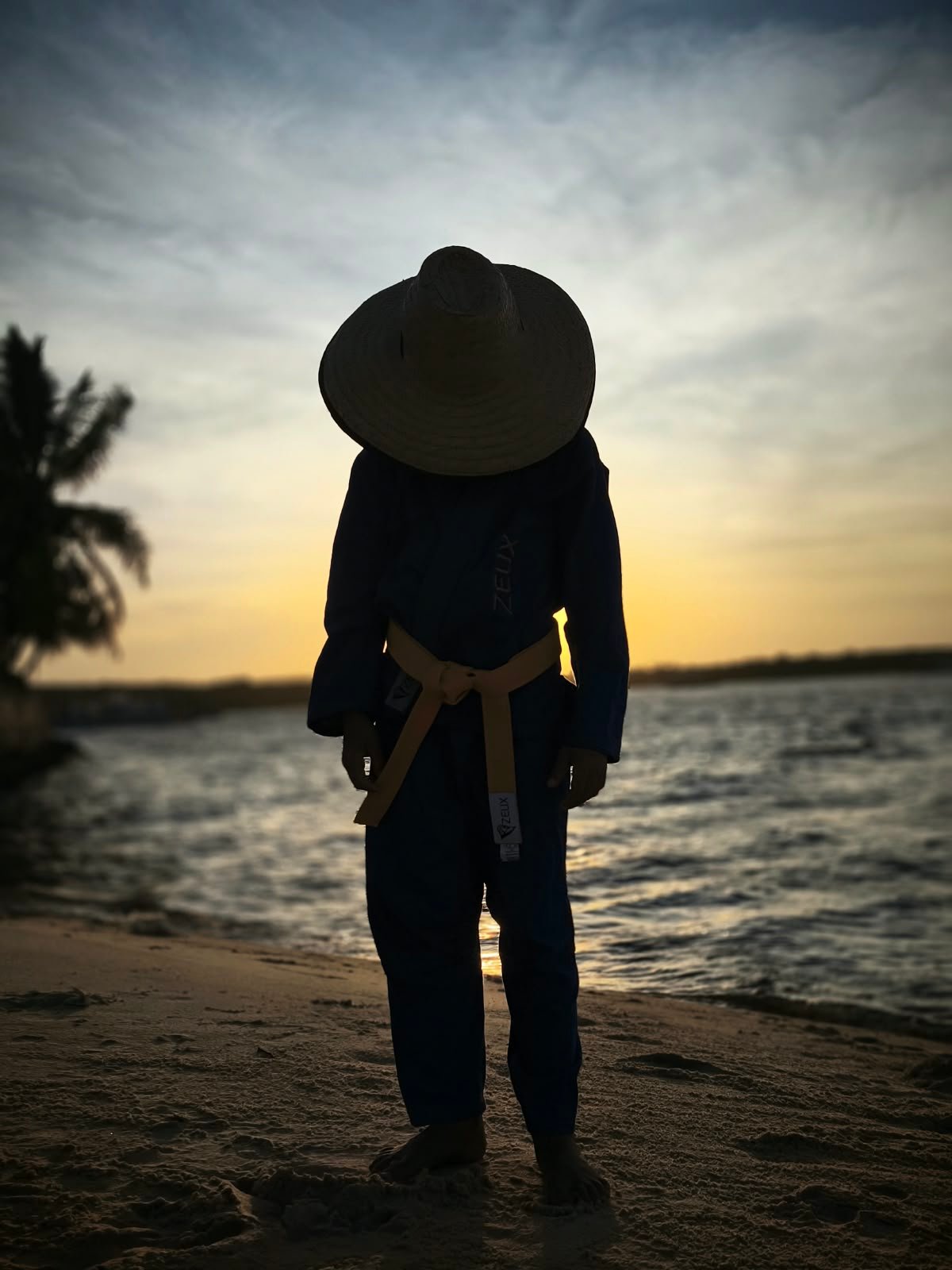 Miguel Tijela na praia de Arraial d'Ajuda ao entardecer