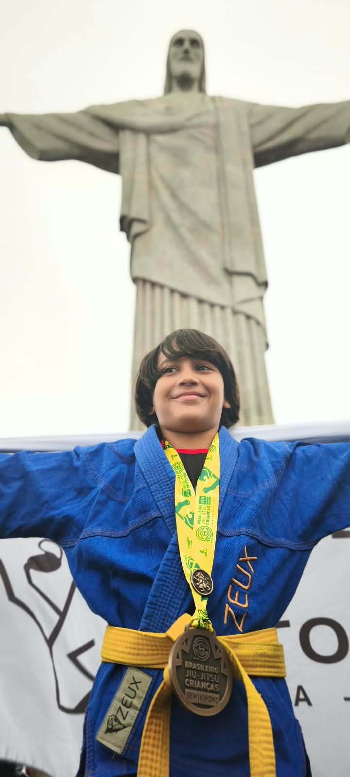 Miguel Tijela com medalha do Campeonato Brasileiro no Cristo Redentor