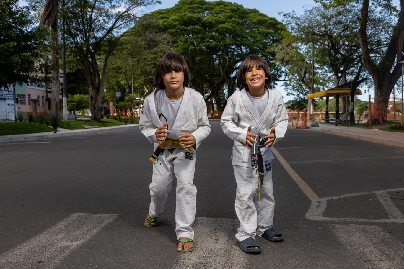 Miguel Tijela e irmão de kimono sorriso e prontidão