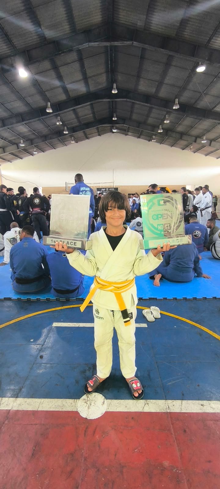Miguel Tijela campeão com troféus de 1º lugar no Salvador Fall Open IBJJF